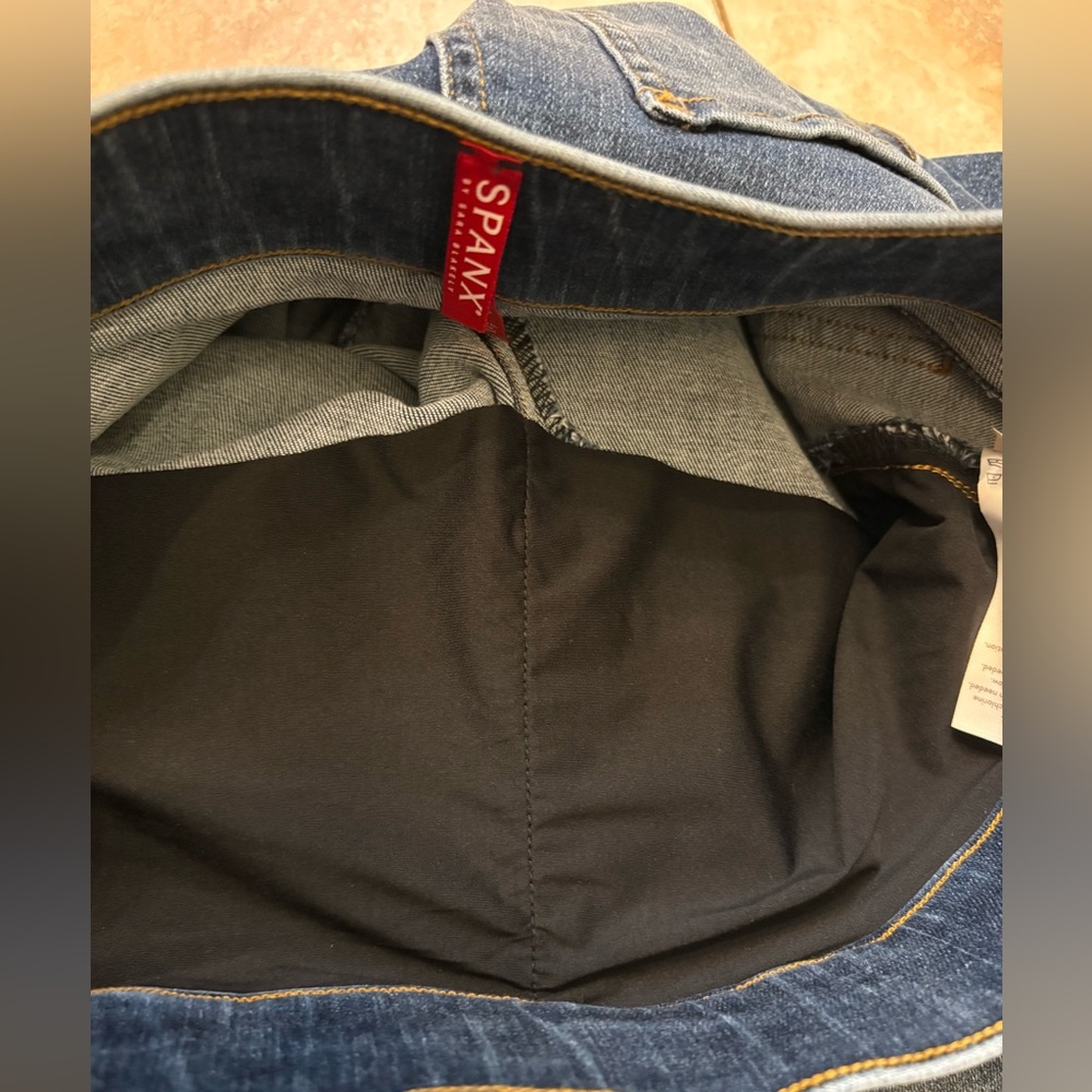 NWOT SPANX Distressed Ankle Skinny Jeans in Medium Wash
Women’s Small - Picture 10 of 10